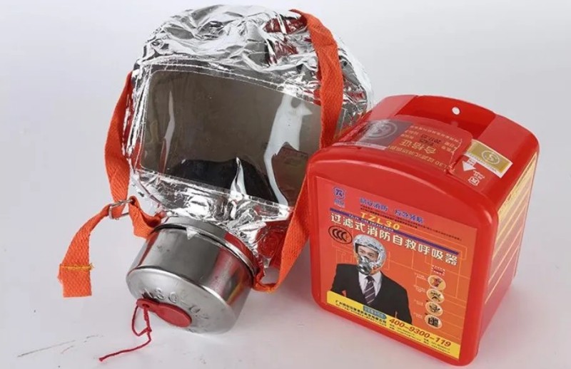 消防員點(diǎn)火測(cè)試當(dāng)場(chǎng)打臉！過濾式消防自救呼吸器被輕松燒穿