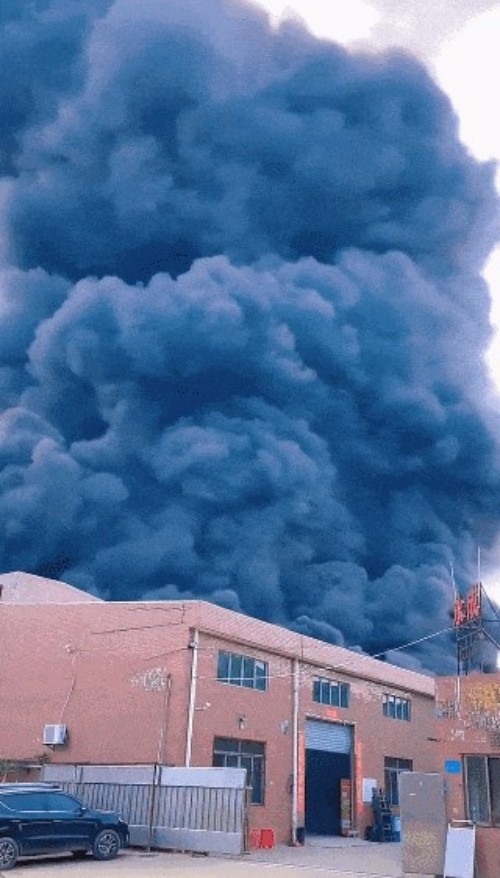 黑煙蔽日！東莞大火再敲警鐘，誰為安全生產(chǎn)漏洞買單